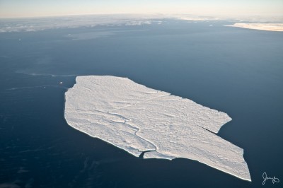 Île de glace Petermann (2010) PII-B-a dans le détroit de Lancaster, en octobre 2011. Lors de la prise de photo, l’île de glace mesurait 3 km sur 6 km, avec une superficie de 12 km^2 et une hauteur au-dessus du niveau de la mer d’environ 15 m. Photo gracieuseté de Jessy Barrette.
