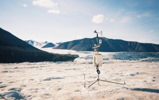 A climate station on the Milne Glacier measures how much energy the glacier receives.