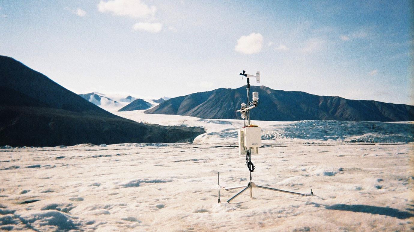 A climate station on the Milne Glacier measures how much energy the glacier receives.